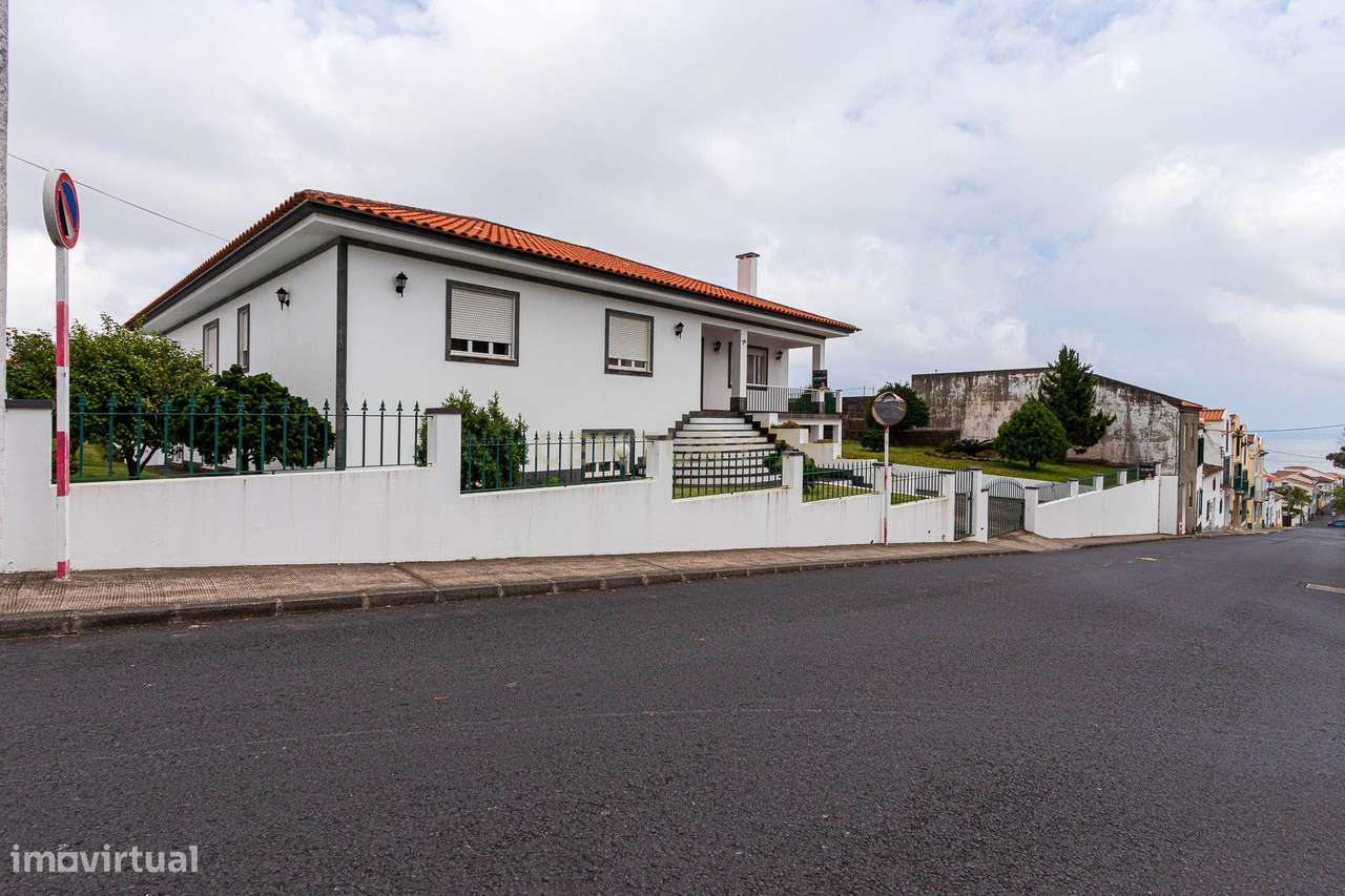 Casa Isolada com Jardim e Terraço em Vila Franca do Campo - Grande imagem: 3/50