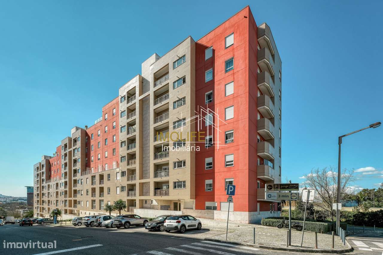 Apartamento T2 com Vista Desafogada em Benfica-35