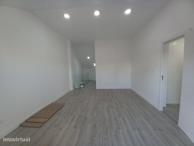 Apartamento Duplex Totalmente Remodelado na Costa da Caparica-35