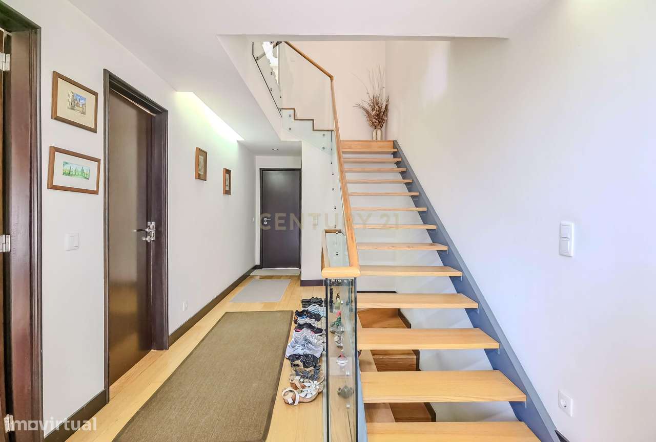 Moradia T4 de 3 Pisos com Garagem Ampla e Excelente Localização – Senh - Grande imagem: 5/31