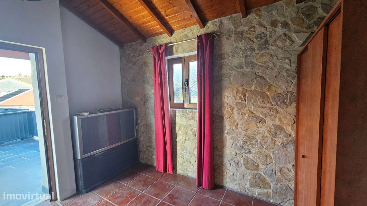 Edifício para Habitação e Comércio - Moradia T3 Renovada c/ Terraço e-13