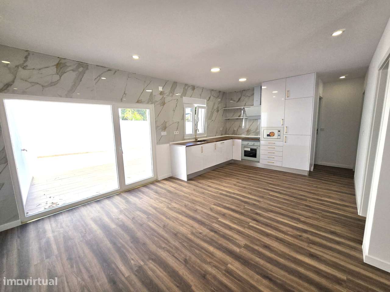 Fantástica Moradia T2 Totalmente Renovada, Independente em Setúbal-14