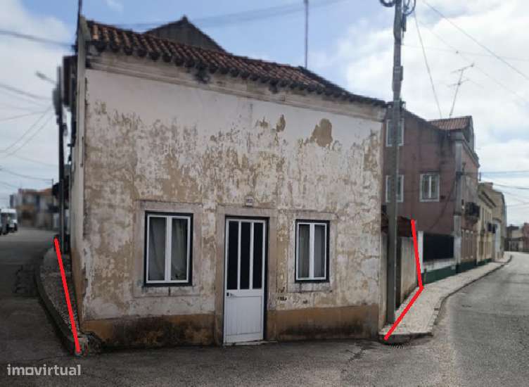 Moradia para restaurar no centro de Valado dos Frades-0
