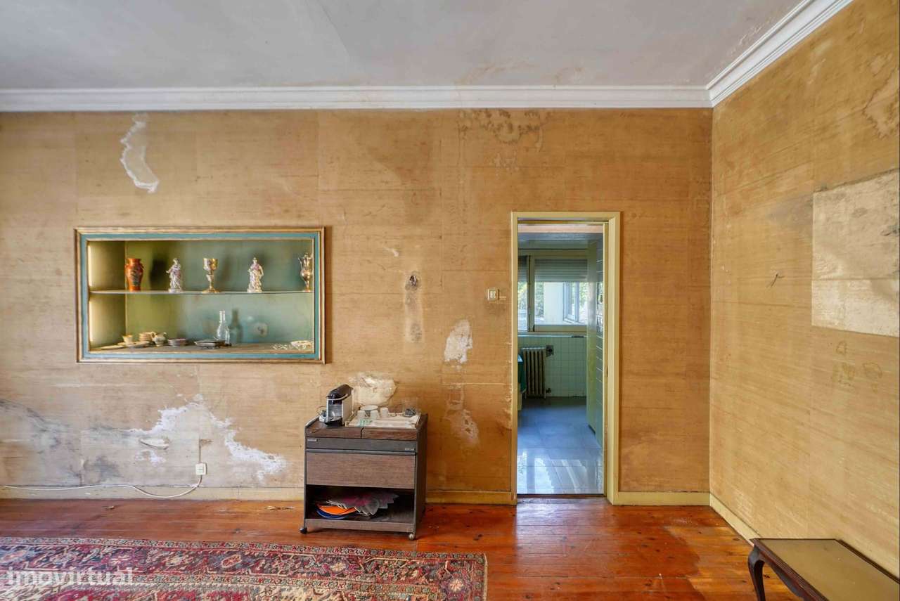 Moradia para recuperar no centro do Estoril, com piscina e vista mar-27