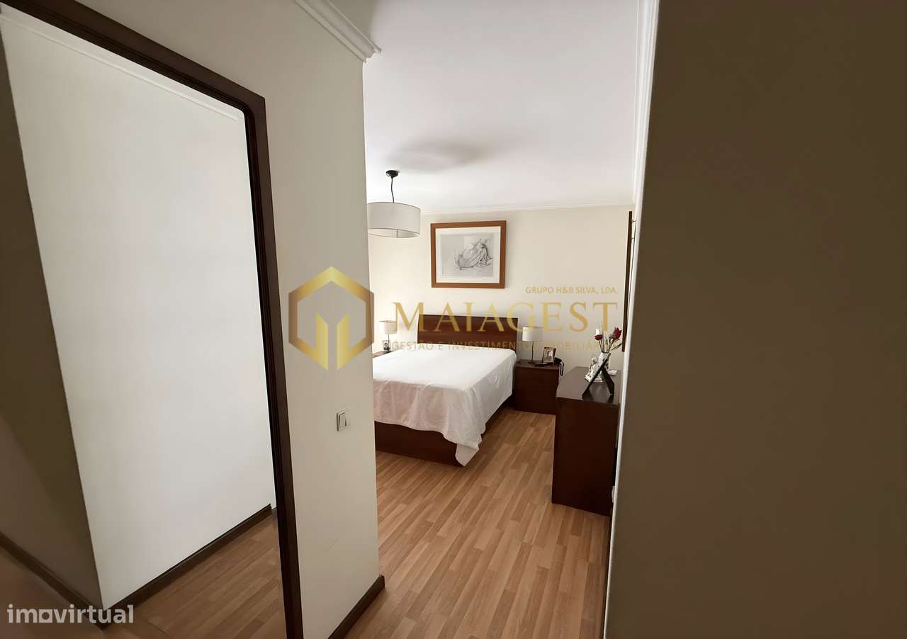 Apartamento T2 Renovado na Madalena com Garagem e Arrumos-27
