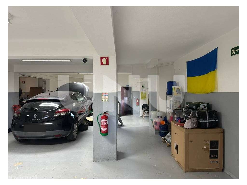 Armazém com escritório e WC em Algés de Cima - Grande imagem: 2/16