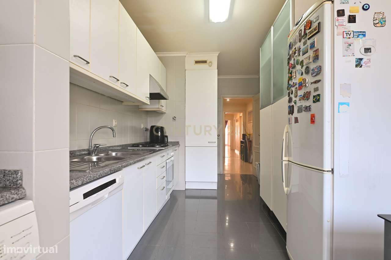 Apartamento 3 quartos, 3 WC, no centro dos Jardins da Parede, com vist-10
