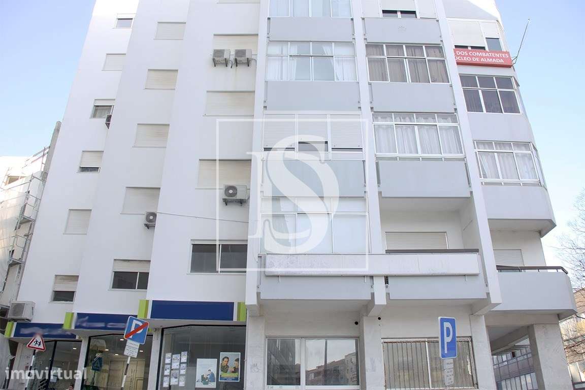 Andar de prédio em Almada - Grande imagem: 3/14