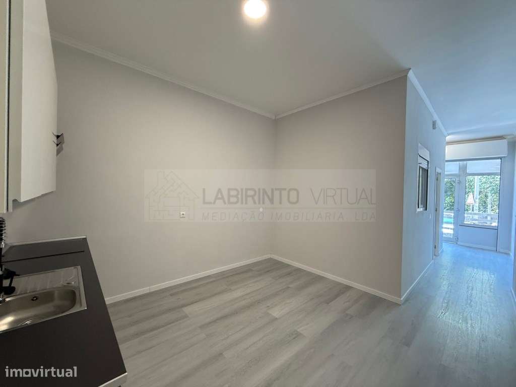 Vende-se T1 (Loja transformada em habitação), em Belas - Queluz, em...-2