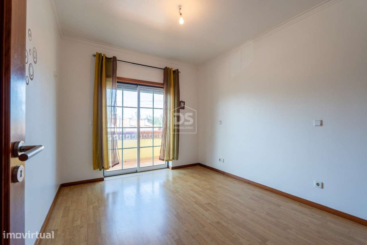 Moradia T5 geminada na Garcia, Marinha Grande-36