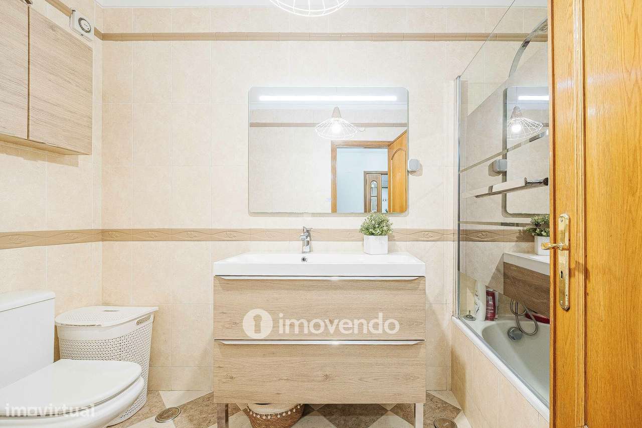 Apartamento T3, com estacionamento e arrecadação, na Ramada-39