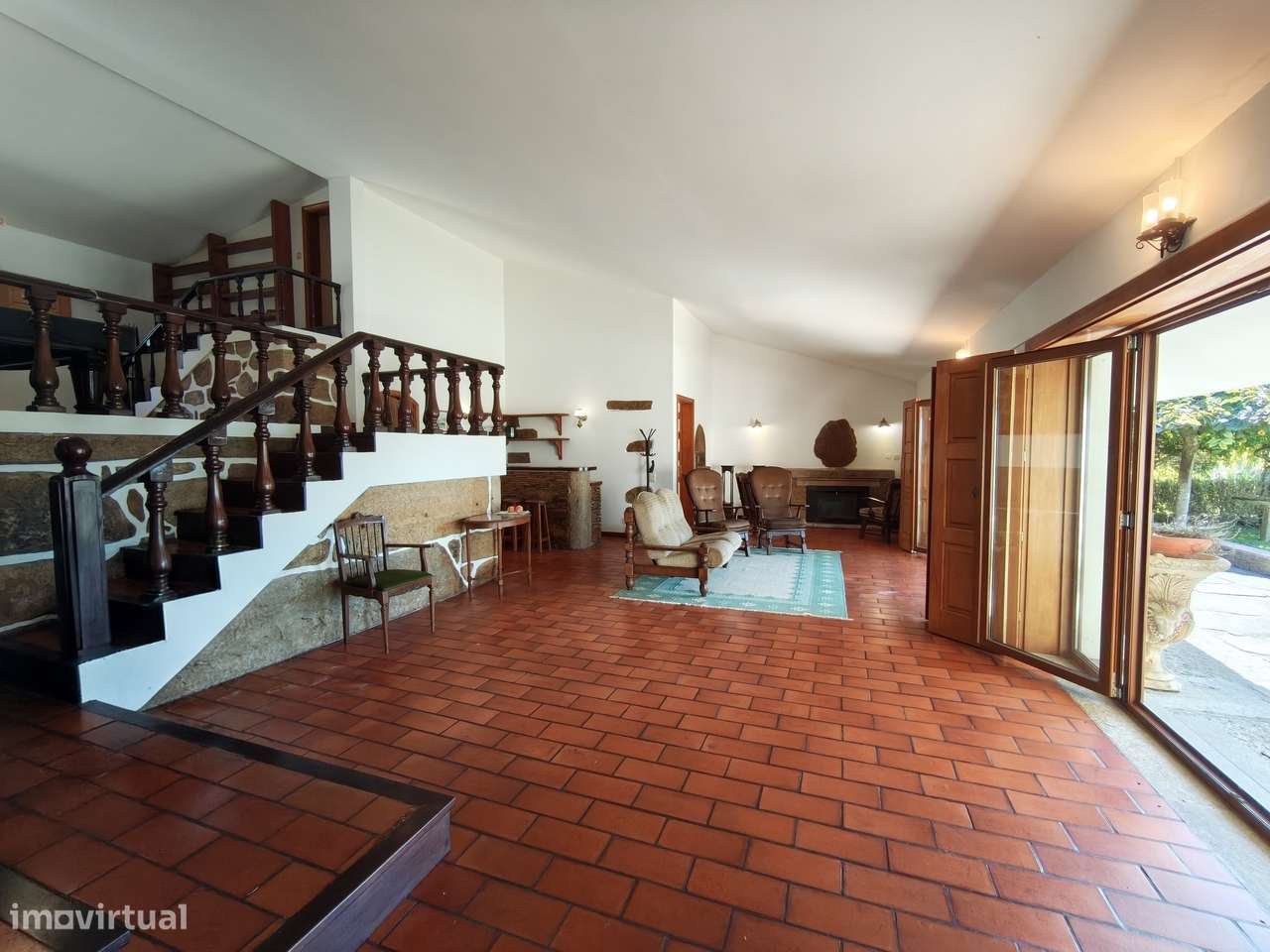Moradia T4 com piscina e jardins-7