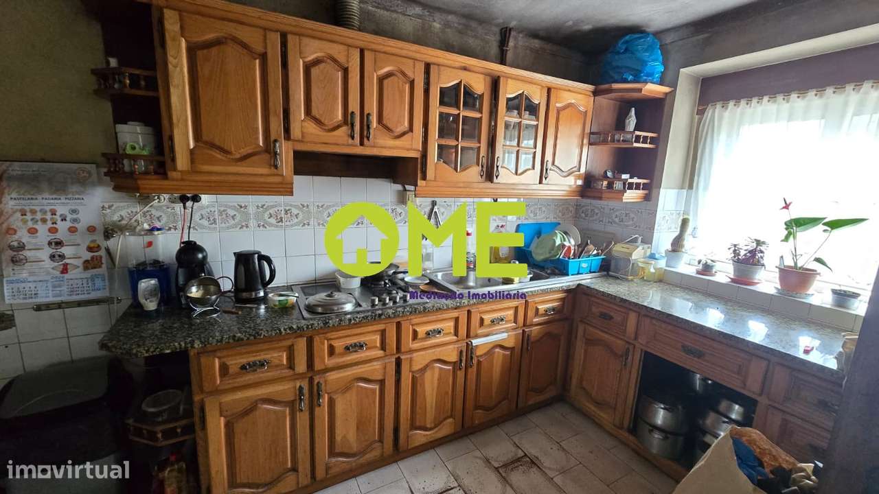 Moradia T2 em banda com jardim e localização tranquila-13