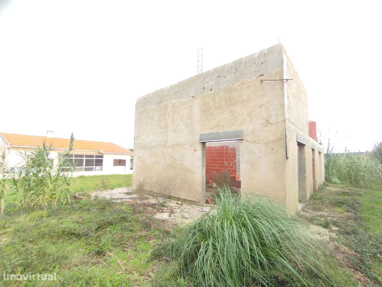 Terreno Plano com Moradia de 104 m² para Concluir - Grande imagem: 3/25