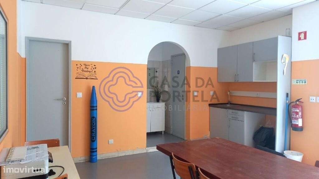 Loja para arrendamento em Mem Martins, Bairro de Ouressa - Grande imagem: 2/16
