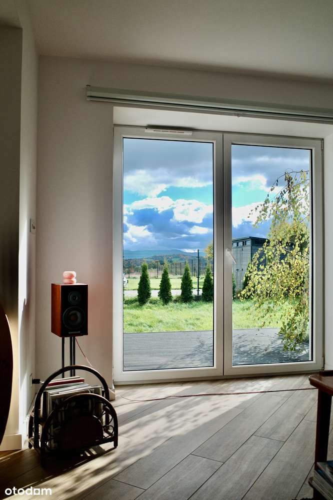 Nowoczesna stodoła z jasnymi wnętrzami i widokiem na góry - Pełny obrazek: 4/20