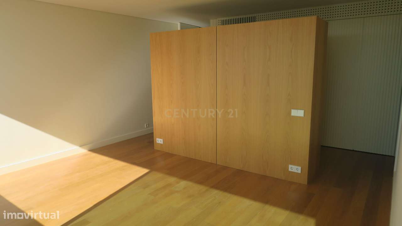 Moradia nova com 4 quartos e jardim.-10