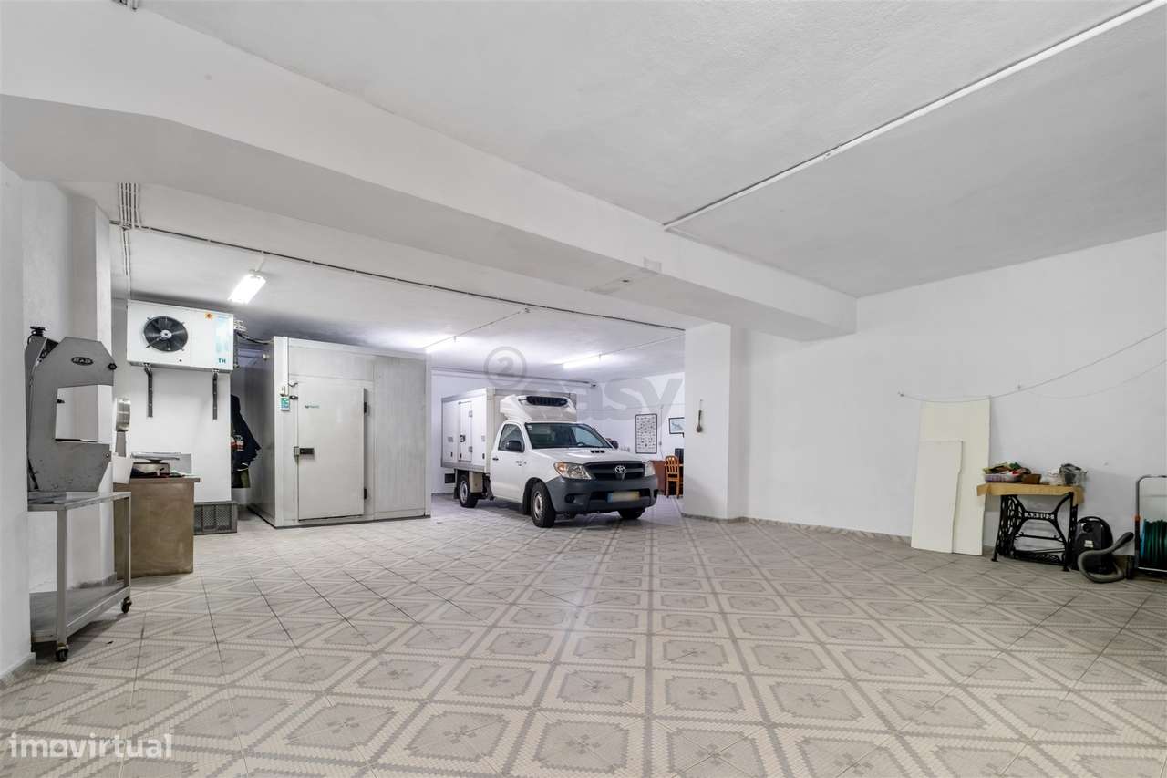Armazém/Estacionamento Fechado – 155 m² – Tapada das Mercês-19