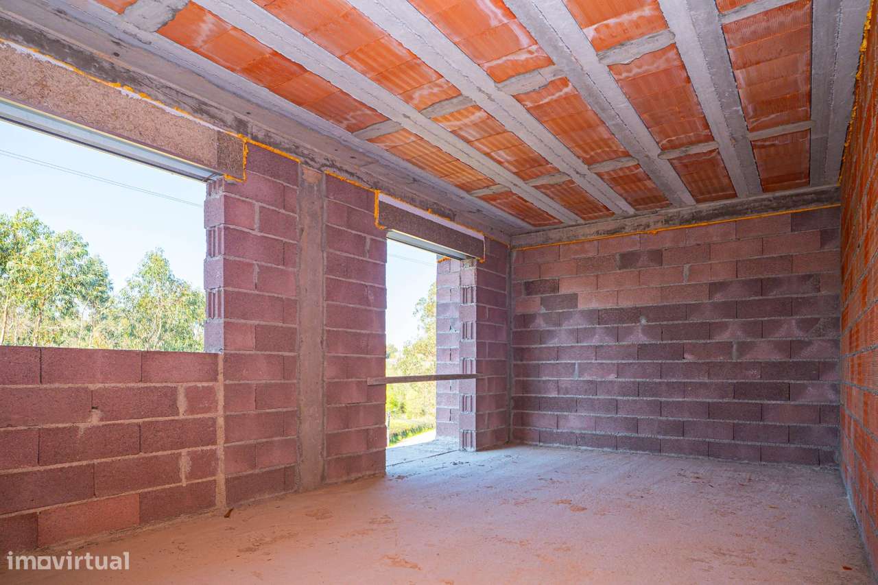 Moradia T3 por terminar em Cabanelas|Elevado potencial de investimento-13