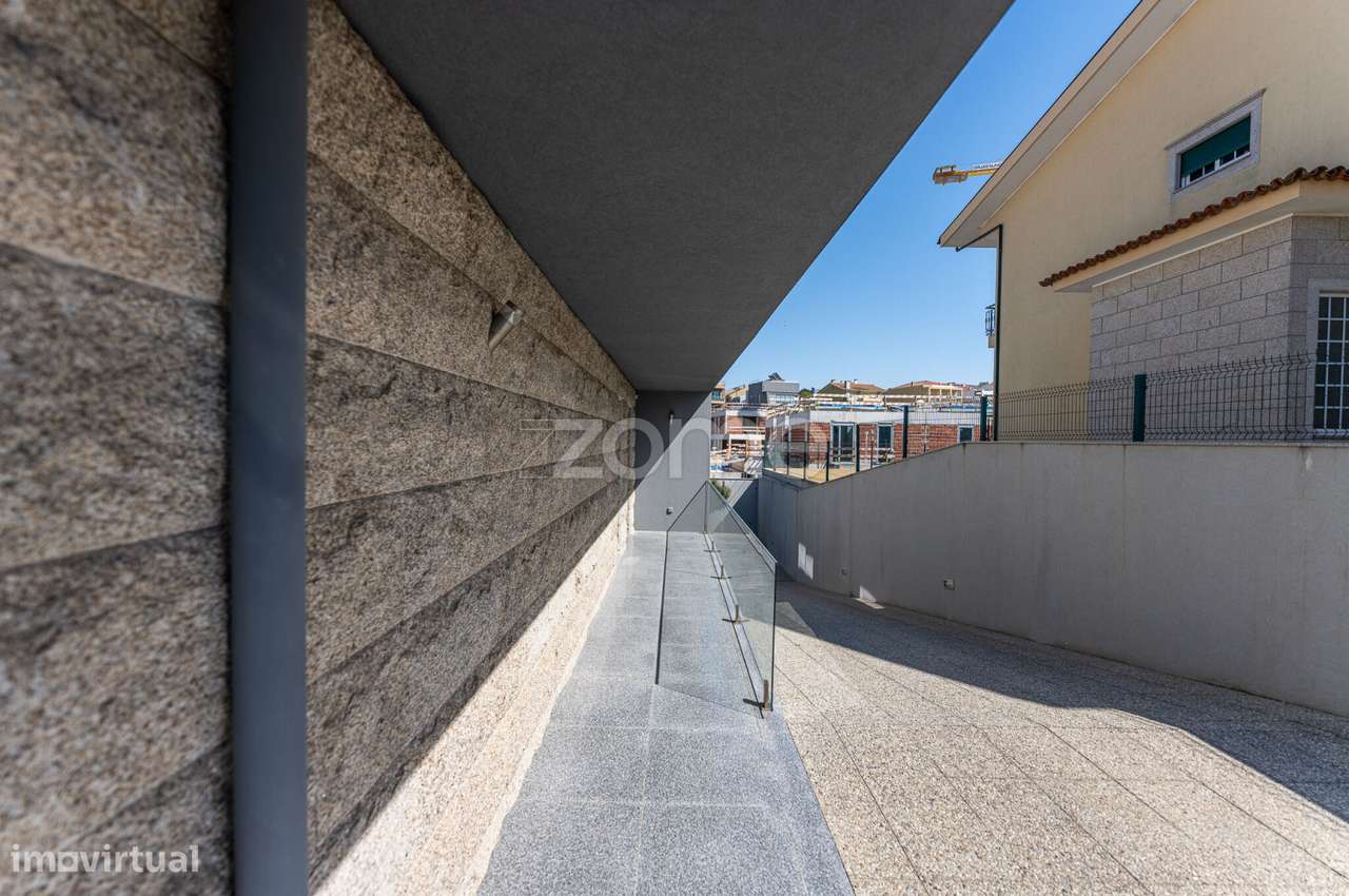 MORADIA T3 - JUNTO À MARINA DO DOURO (CANIDELO) - Grande imagem: 4/60