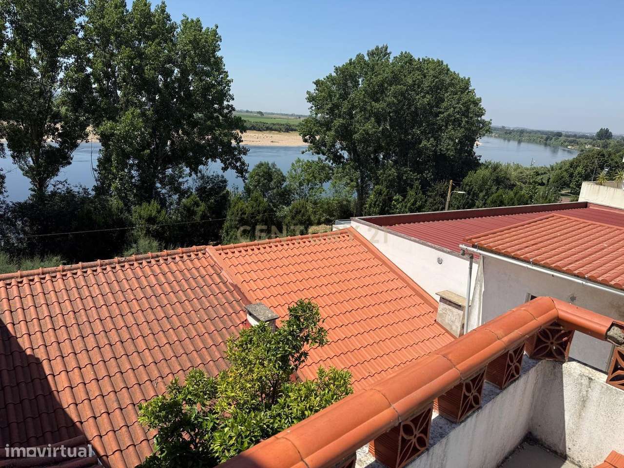 Moradia T2 com Vista Panorâmica em Localização Central-12