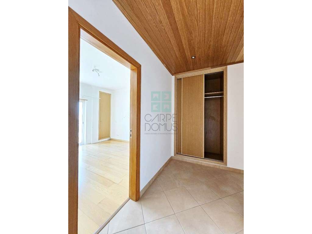 Espaçoso apartamento T3, com parqueamento, junto centro de Loulé, A...-27