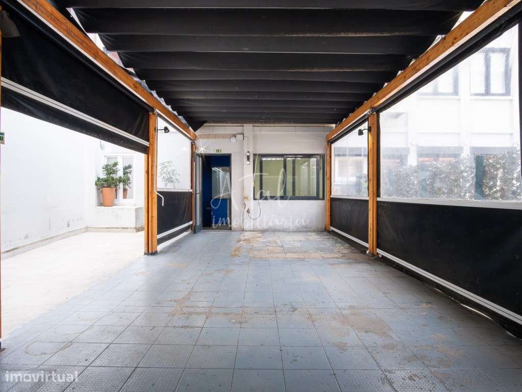 Loja / Espaço Comercial com Excelente Visibilidade para Arrendar - Grande imagem: 4/14