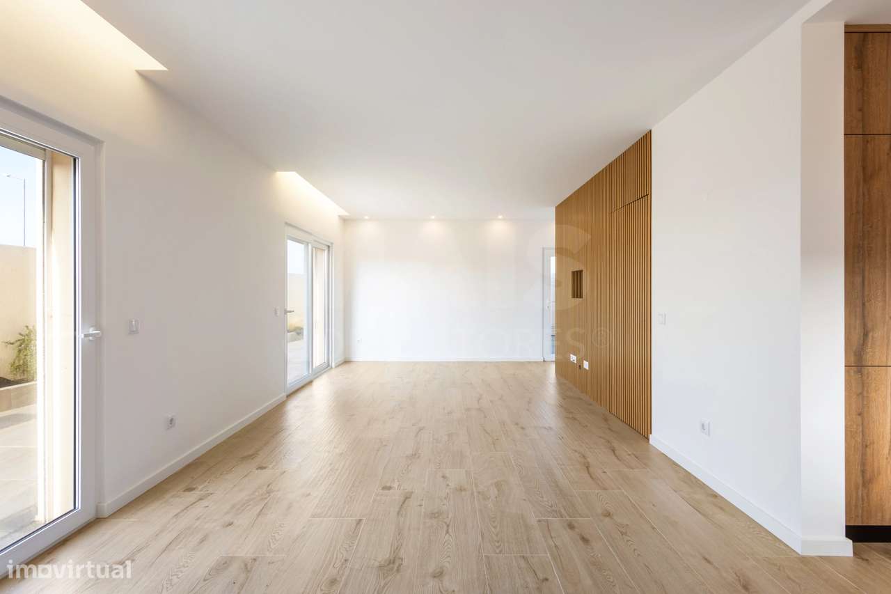 Moradia T2 com quintal e vista mar junto aos Supertubos - Grande imagem: 4/37