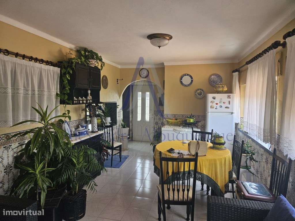 Moradia com anexo e espaço comercial.-6