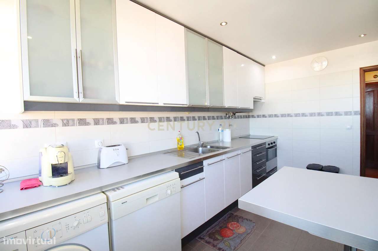 Apartamento T3 com Vista Panorâmica em Almada-8