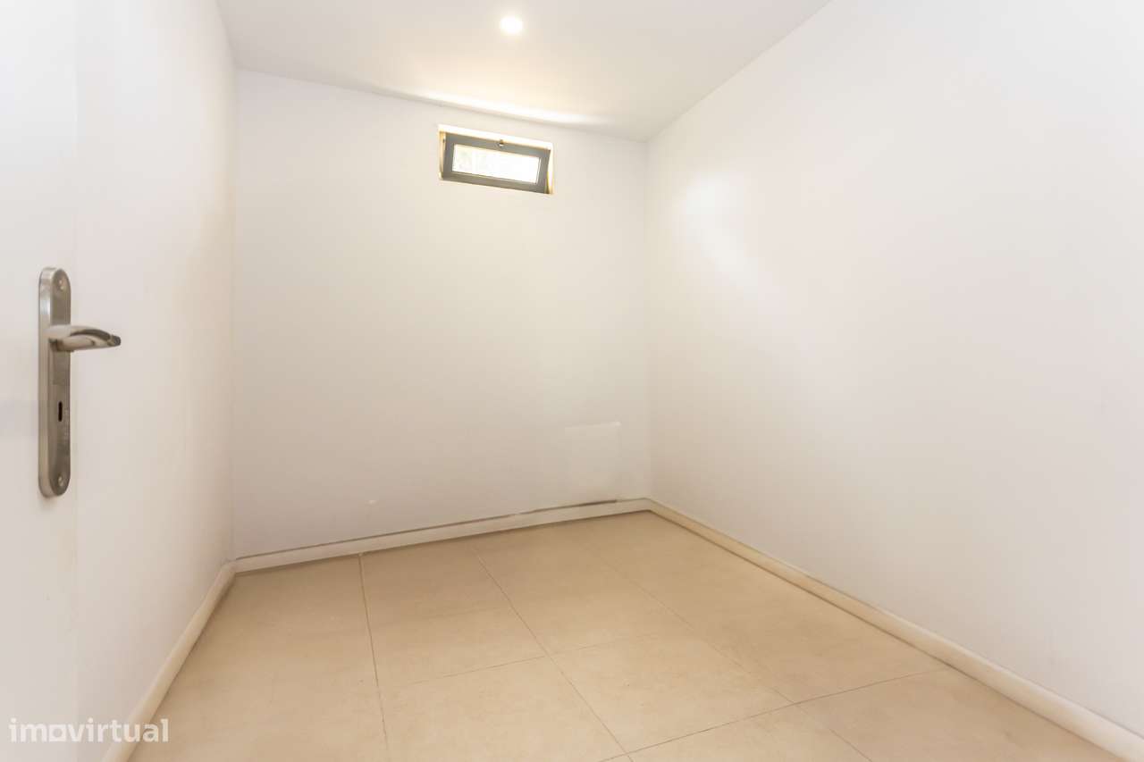 Andar de moradia T3 com terraço e cave muito espaçosa-31