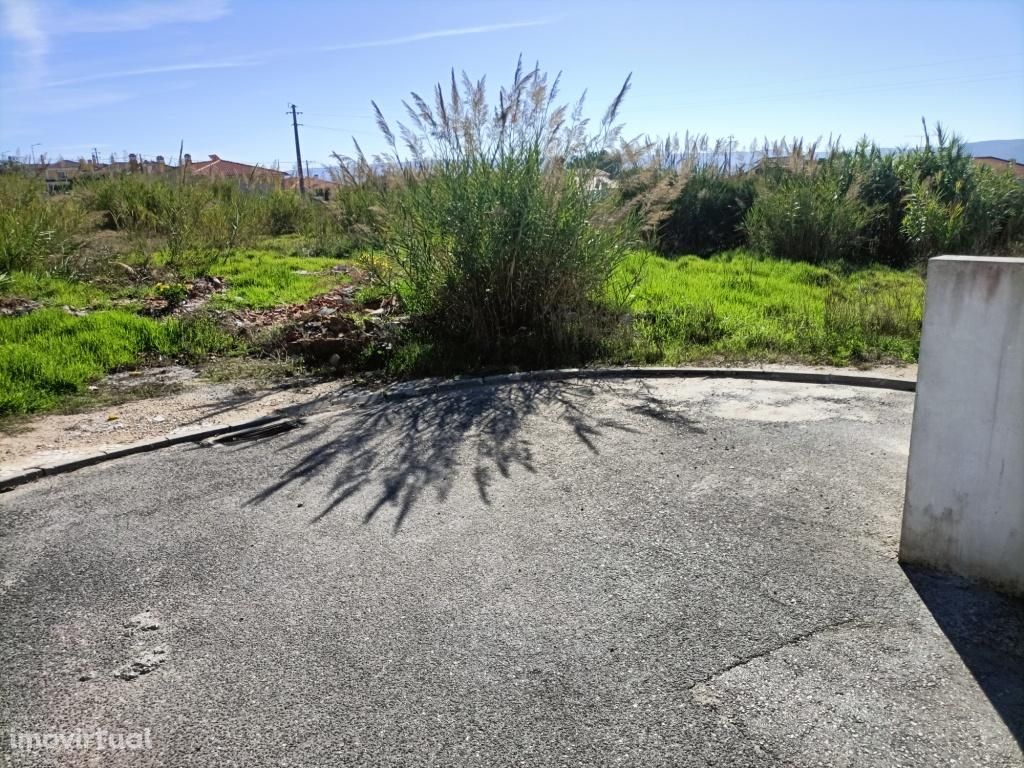 Terreno com viabilidade para construção Valado dos Frades Leiria.