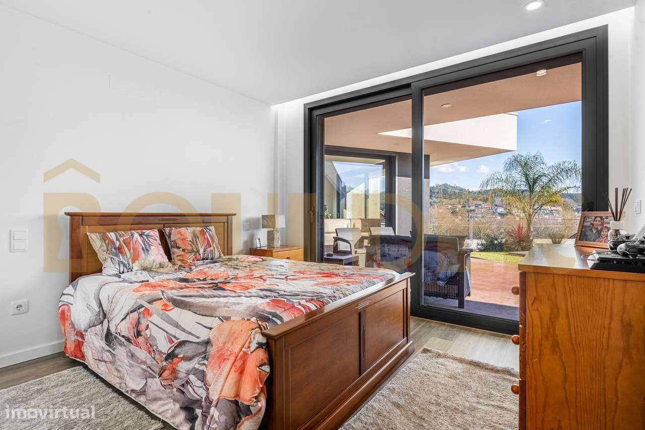 Moradia Térrea T4 de Arquitetura Moderna com Piscina-15