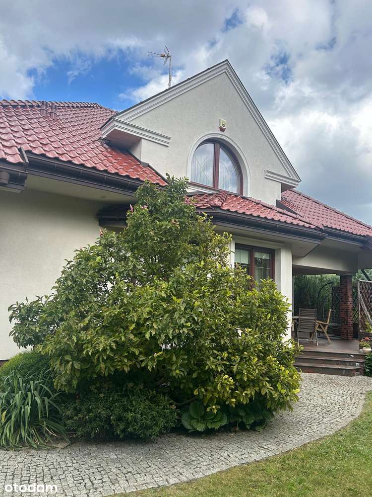 Dom wolnostojący z zagospodarowanym ogrodem