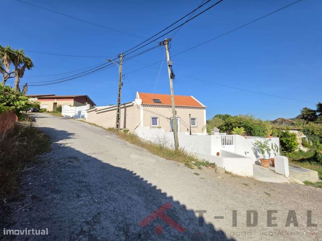 Moradia Renovada com Espaço Exterior-36