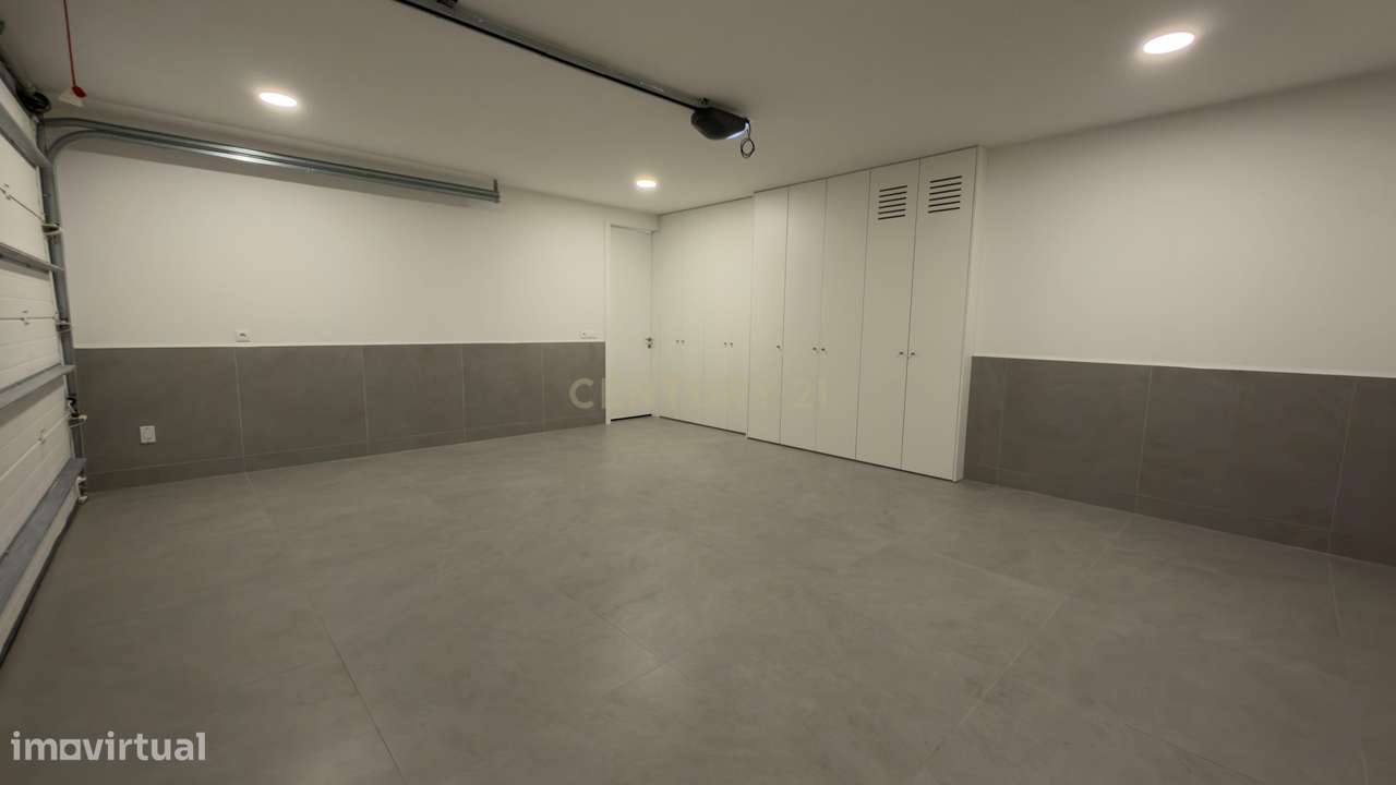 Moradia Contemporânea de Luxo em Azurara | Elegância, Privacidade e Di-37