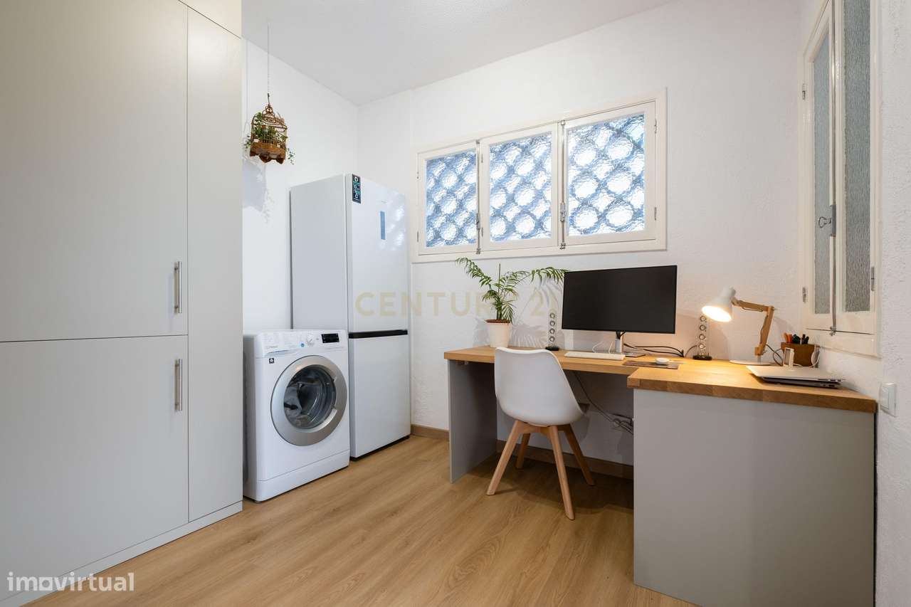 Moradia T2 Remodelada em Câmara de Lobos com Vista para o Pôr do Sol-33