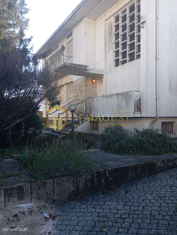 Moradia T6 individual de 4 frentes com terreno em Mozelos - Grande imagem: 4/47