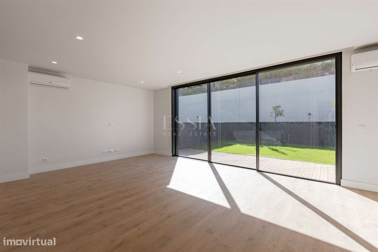 Moradia Geminada T3+1 com Jardim e Três Frentes na Boavista-25