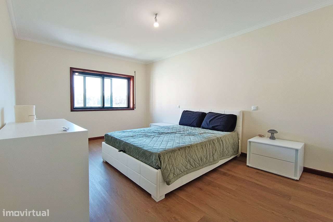 Apartamento T3 Renovado c/áreas generosas Paços de Brandão-13
