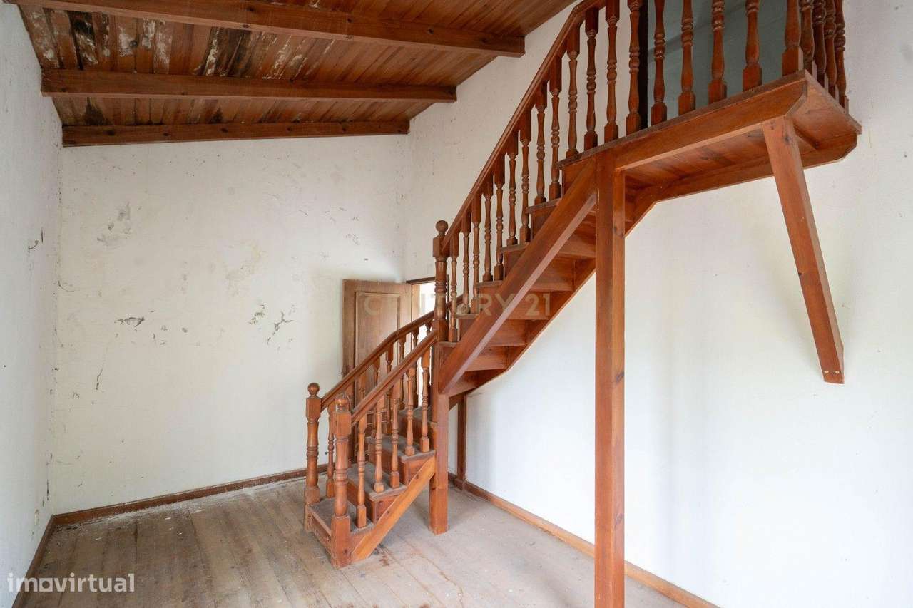 Moradia de dois pisos de tipologia T4 com terreno-42