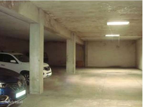 Loja / C/Excelente Montra / Ao Hospital de S. João - Porto-5