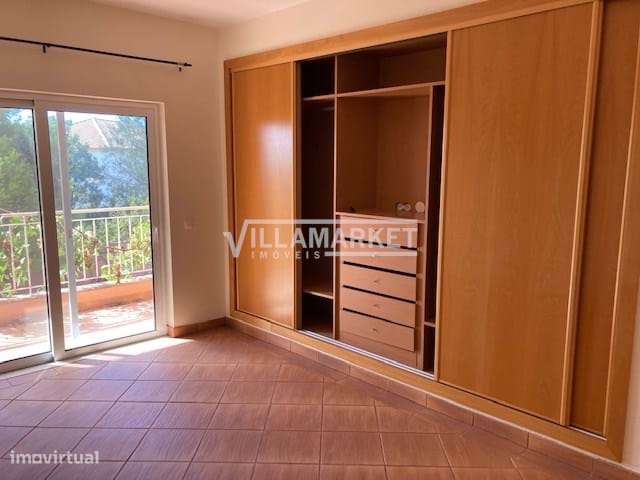 LUXUOSA VILLA V4  DE ARQUITETURA MODERNA COM PISCINA SITUADA NA ZONA D-36