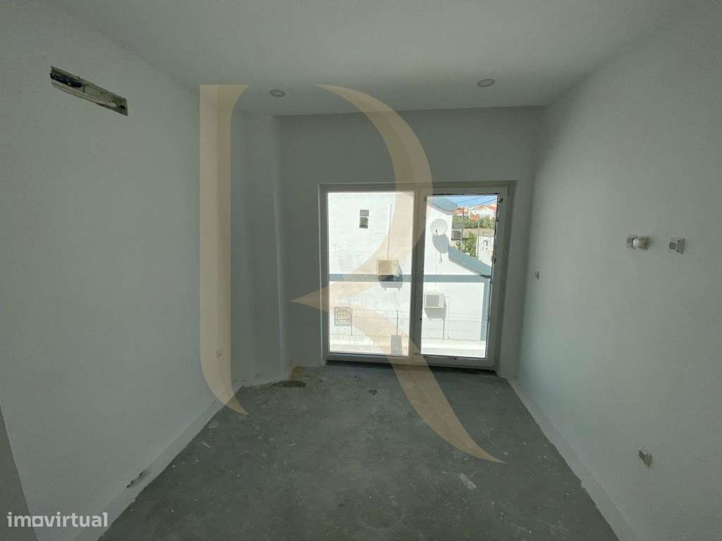 Moradia isolada T4 por terminar na Charneca da Caparica-38