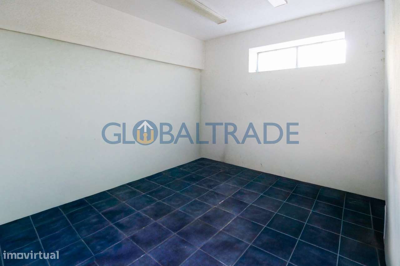 Moradia T2 com Terreno de 537m² e Potencial de Duas Habitações – Maia-34