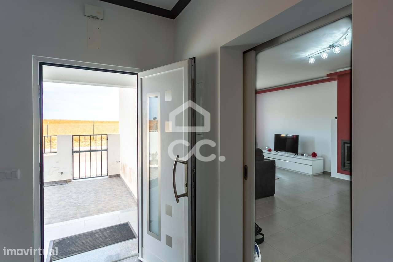 Moradia T4 com design moderno e espaço exterior, em Mourão - Grande imagem: 4/31