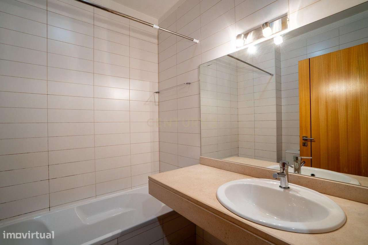 Excelente Apartamento T2 com elevador e garagem-12