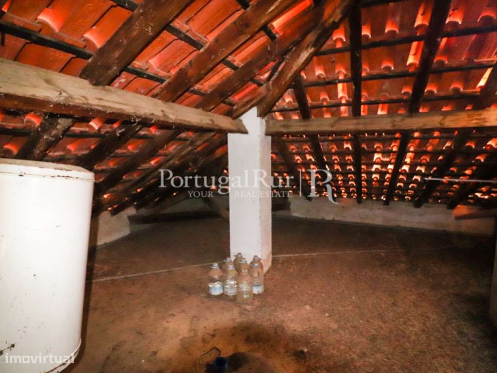 Quinta com casa de habitação T5 e diversas construções-56