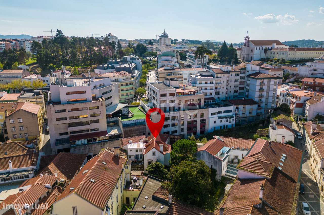 Prédio com grandes áreas no Centro de Leiria-39