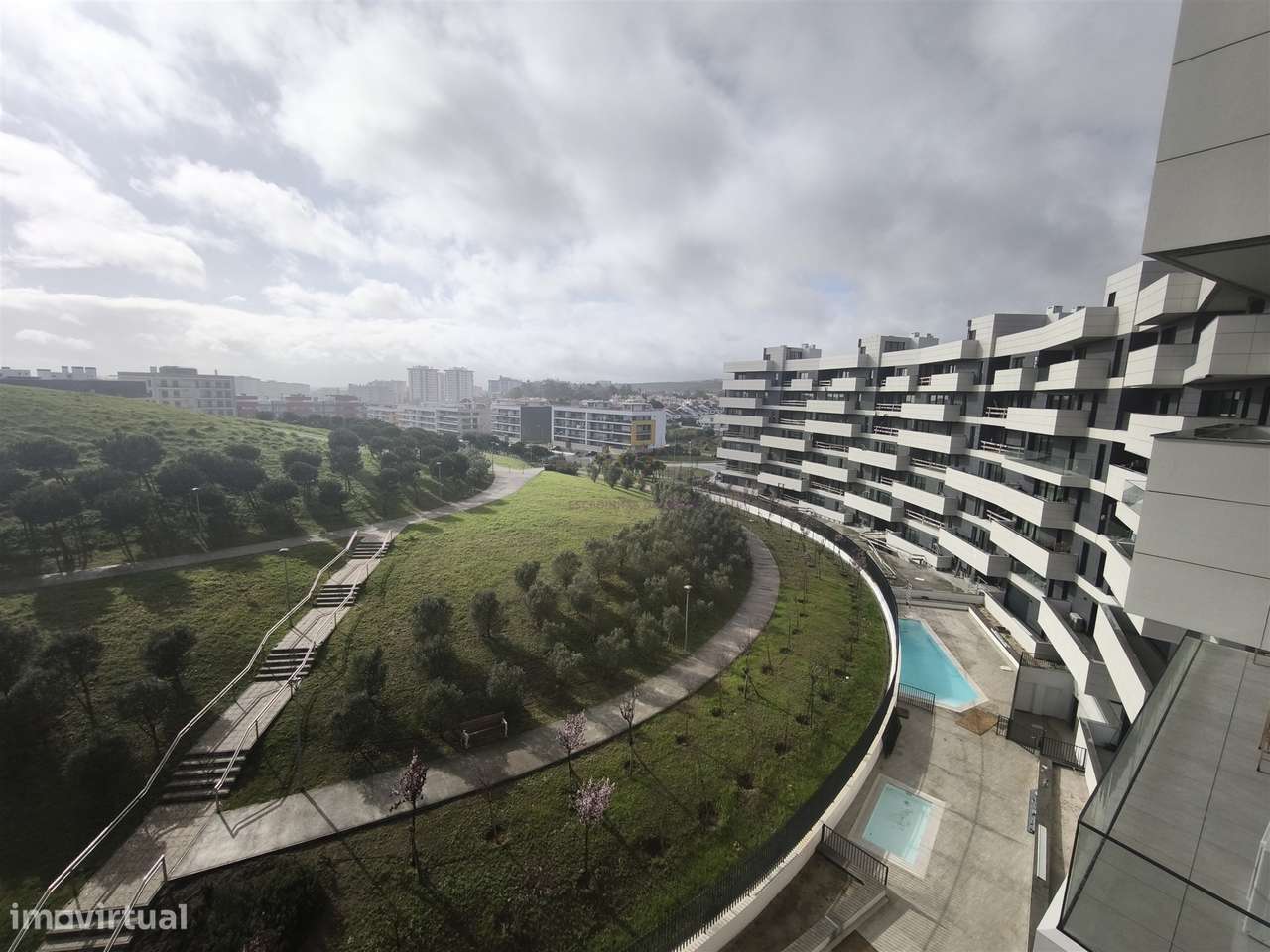 Elegância e Conforto em Carnaxide: T2 com Varandas, 2 Lugares de Garag-34